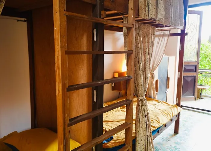 Chu Nhat Cafe & Homestay - 12 Ngo 41 Duong Lang - Co So 1 Hanoi