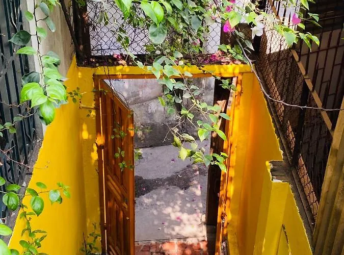 Chu Nhat Cafe & Homestay - 12 Ngo 41 Duong Lang - Co So 1 Hanoi