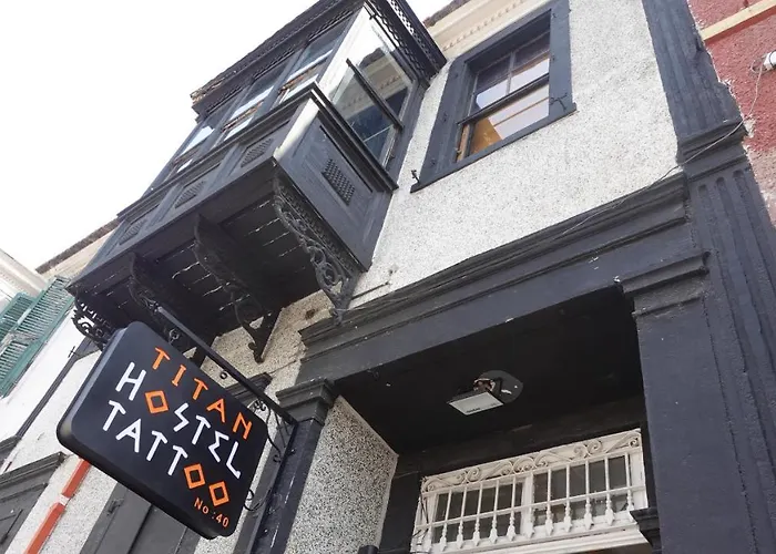 Titan House Hostel İzmir