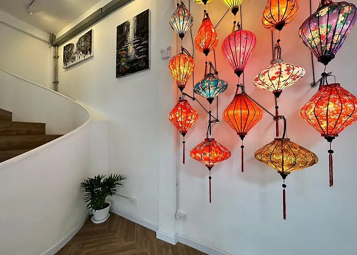 The White Den Sukhumvit 44 Hostel Bangkok