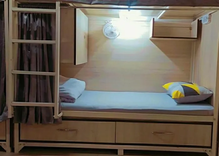 Abuzz Oxfordcaps Shahpurjaat Delhi - For Females Only Hostel New Delhi