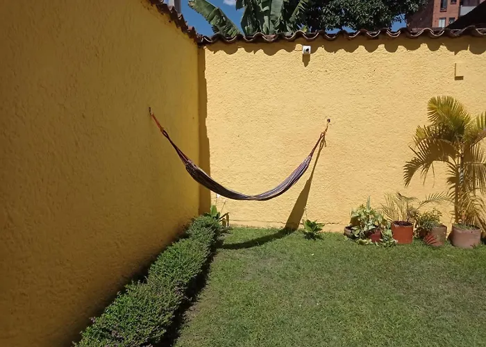 Yellow House Hostel Medellin