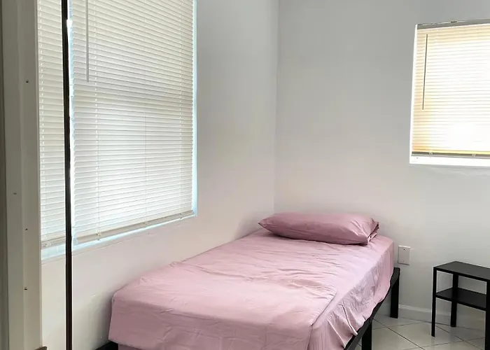 Ludge By Miami Airport Hostel