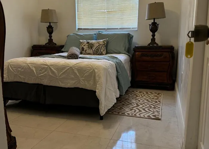 Ludge By Miami Airport Hostel