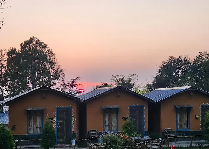 Monkey Mud House And Camps, Bir Hostel