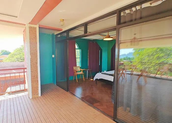 80 Bar Hostel Coron