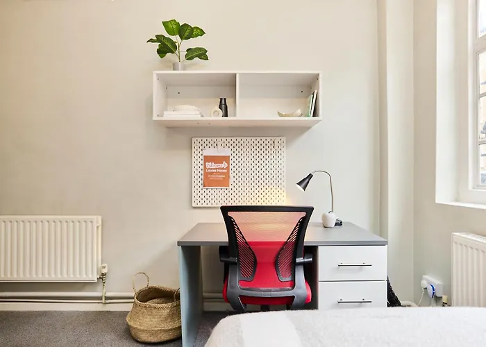 Deluxe Room 2 Louise House Summer Youth Accommodation London