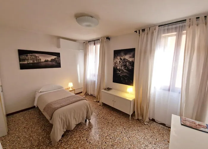 Silk Road Hostel Venice