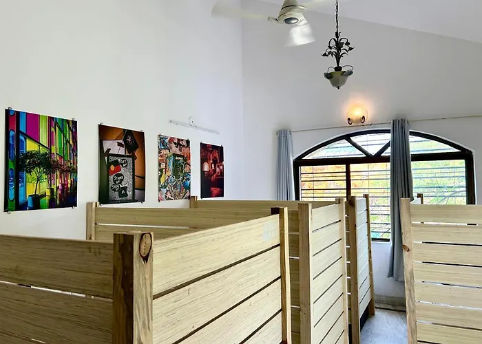 Hostel Lifespace- Tailor Made For Working Professionals- Luxurious Twin Bungalow With Cowork- Only 3 And 4 Share Rooms Pune