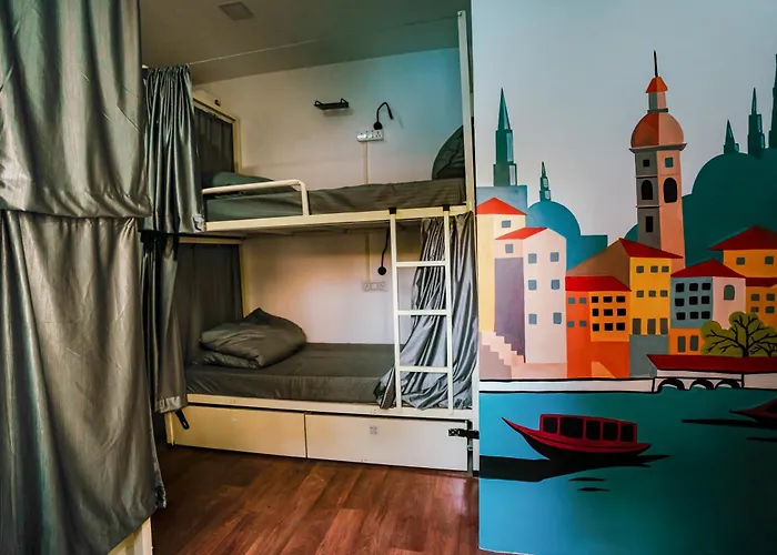 Half Orangee Party Stay With Free Swimming Pool, Free Game Room, Free Parking Next To Vagator Beach-Near To Chapora Fort-Near To Hill Top