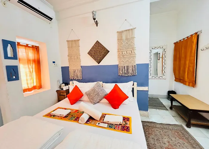 Jaisalmer Hostel Crowd