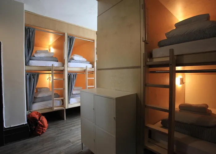 Saintlo Ottawa Jail Hostel