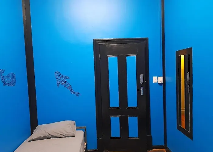 Ozi Inn Backpackers - Perth -Valid International Passport Required