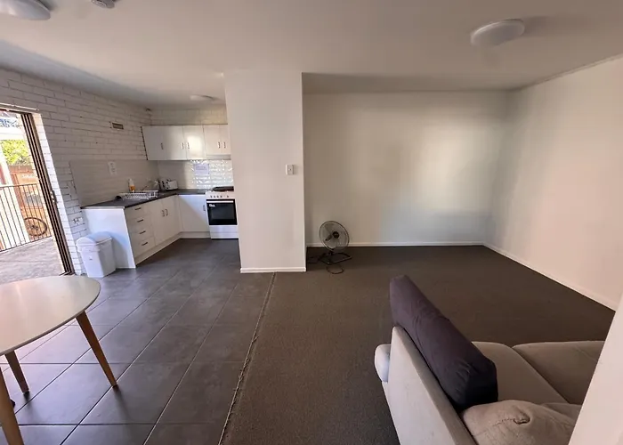 Mumma'S Hostel Surfers Paradise - 18 To 40 Years Old - Passport Only Gold Coast
