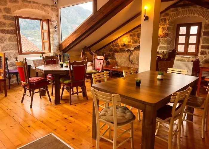 Old Town Youth Hostel Kotor