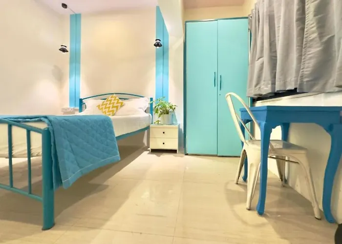 Locomo Hostel Express - Stay Work Eat Mumbai