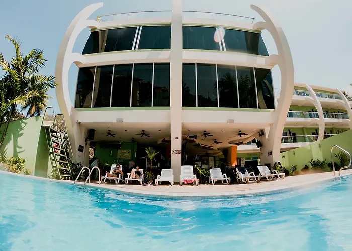 Room2Board Hostel And Surf School Jaco