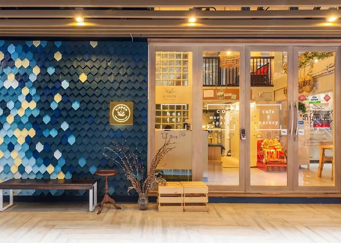 Kinnon Deluxe Hostel Coworking Cafe Bangkok