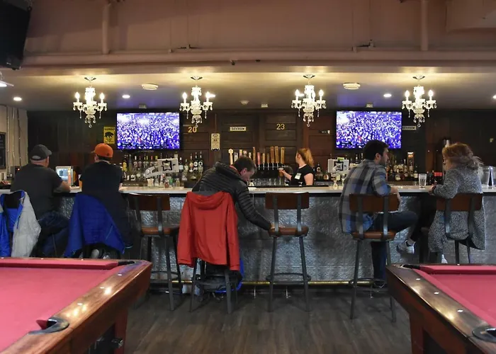 Party Hostel - The Canmore Hotel Hostel